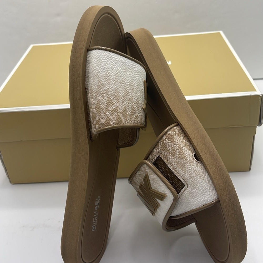 Michael Kors Slide Logo Sandals Palmer Ombré Signature
Husk 
NWT - Picture 11 of 16